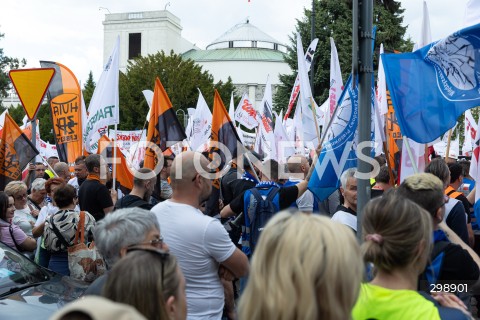  21.05.2025 WARSZAWA<br />
POSIEDZENIE SEJMU W WARSZAWIE<br />
PROTEST HUTNIKOW POD SEJMEM<br />
N/Z FLAGI<br />
FOT. ANTONI BYSZEWSKI/FOTONEWS 