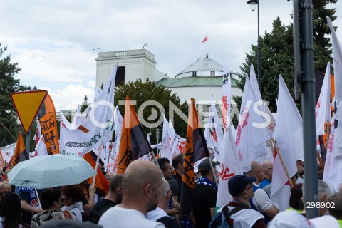  21.05.2025 WARSZAWA<br />
POSIEDZENIE SEJMU W WARSZAWIE<br />
PROTEST HUTNIKOW POD SEJMEM<br />
N/Z FLAGI<br />
FOT. ANTONI BYSZEWSKI/FOTONEWS 