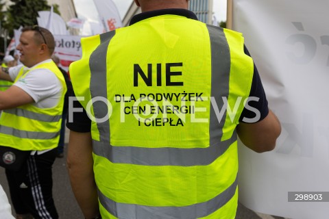  21.05.2025 WARSZAWA<br />
POSIEDZENIE SEJMU W WARSZAWIE<br />
PROTEST HUTNIKOW POD SEJMEM<br />
N/Z KAMIZELKA NAPIS NIE DLA PODWYZEK CEN ENERGII I CIEPLA<br />
FOT. ANTONI BYSZEWSKI/FOTONEWS 