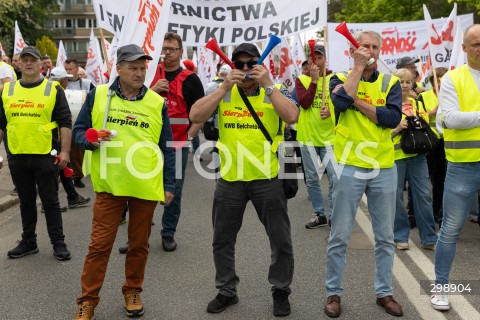  21.05.2025 WARSZAWA<br />
POSIEDZENIE SEJMU W WARSZAWIE<br />
PROTEST HUTNIKOW POD SEJMEM<br />
N/Z PROTESTUJACY<br />
FOT. ANTONI BYSZEWSKI/FOTONEWS 