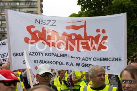 21.05.2025 WARSZAWA<br />
POSIEDZENIE SEJMU W WARSZAWIE<br />
PROTEST HUTNIKOW POD SEJMEM<br />
N/Z TRANSPARENT NSZZ SOLIDARNOSC<br />
FOT. ANTONI BYSZEWSKI/FOTONEWS 