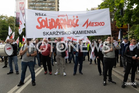  21.05.2025 WARSZAWA<br />
POSIEDZENIE SEJMU W WARSZAWIE<br />
PROTEST HUTNIKOW POD SEJMEM<br />
N/Z TRANSPARENT NSZZ SOLIDARNOSC<br />
FOT. ANTONI BYSZEWSKI/FOTONEWS 