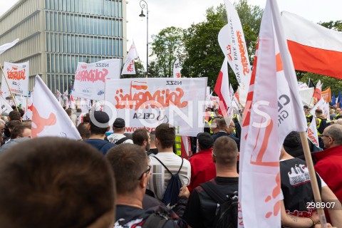  21.05.2025 WARSZAWA<br />
POSIEDZENIE SEJMU W WARSZAWIE<br />
PROTEST HUTNIKOW POD SEJMEM<br />
N/Z TRANSPARENTY NSZZ SOLIDARNOSC<br />
FOT. ANTONI BYSZEWSKI/FOTONEWS 
