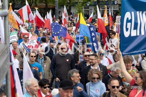  25.05.2025 WARSZAWA<br />
WIELKI MARSZ PATRIOTOW - MARSZ KANDYDATA NA PREZYDENTA RP RAFALA TRZASKOWSKIEGO W WARSZAWIE<br />
N/Z UCZESTNICY MARSZU<br />
FOT. ANTONI BYSZEWSKI/FOTONEWS 