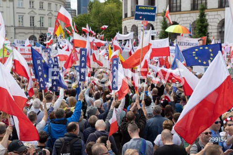  25.05.2025 WARSZAWA<br />
WIELKI MARSZ PATRIOTOW - MARSZ KANDYDATA NA PREZYDENTA RP RAFALA TRZASKOWSKIEGO W WARSZAWIE<br />
N/Z UCZESTNICY MARSZU FLAGI<br />
FOT. ANTONI BYSZEWSKI/FOTONEWS 