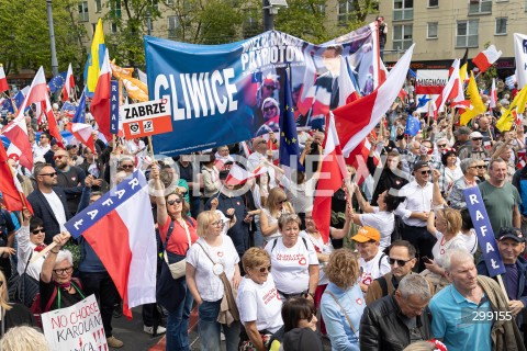  25.05.2025 WARSZAWA<br />
WIELKI MARSZ PATRIOTOW - MARSZ KANDYDATA NA PREZYDENTA RP RAFALA TRZASKOWSKIEGO W WARSZAWIE<br />
N/Z UCZESTNICY MARSZU<br />
FOT. ANTONI BYSZEWSKI/FOTONEWS 
