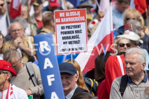  25.05.2025 WARSZAWA<br />
WIELKI MARSZ PATRIOTOW - MARSZ KANDYDATA NA PREZYDENTA RP RAFALA TRZASKOWSKIEGO W WARSZAWIE<br />
N/Z TRANSPARENT NIE GLOSUJ NA NAWROCKIEGO<br />
FOT. ANTONI BYSZEWSKI/FOTONEWS 