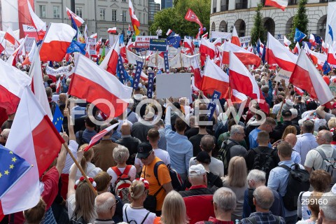  25.05.2025 WARSZAWA<br />
WIELKI MARSZ PATRIOTOW - MARSZ KANDYDATA NA PREZYDENTA RP RAFALA TRZASKOWSKIEGO W WARSZAWIE<br />
N/Z UCZESTNICY MARSZU<br />
FOT. ANTONI BYSZEWSKI/FOTONEWS 