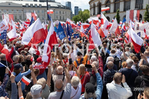  25.05.2025 WARSZAWA<br />
WIELKI MARSZ PATRIOTOW - MARSZ KANDYDATA NA PREZYDENTA RP RAFALA TRZASKOWSKIEGO W WARSZAWIE<br />
N/Z UCZESTNICY MARSZU FLAGI<br />
FOT. ANTONI BYSZEWSKI/FOTONEWS 