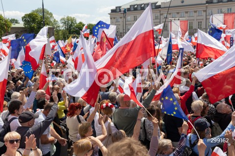  25.05.2025 WARSZAWA<br />
WIELKI MARSZ PATRIOTOW - MARSZ KANDYDATA NA PREZYDENTA RP RAFALA TRZASKOWSKIEGO W WARSZAWIE<br />
N/Z UCZESTNICY MARSZU FLAGI<br />
FOT. ANTONI BYSZEWSKI/FOTONEWS 