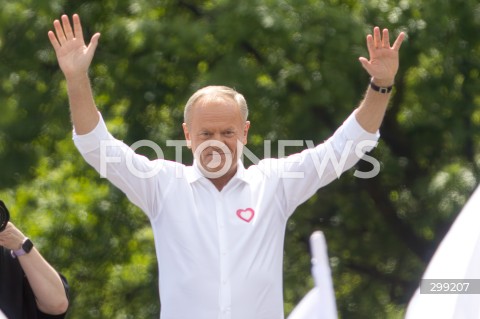  25.05.2025 WARSZAWA<br />
WIELKI MARSZ PATRIOTOW - MARSZ KANDYDATA NA PREZYDENTA RP RAFALA TRZASKOWSKIEGO W WARSZAWIE<br />
N/Z PREMIER DONALD TUSK<br />
FOT. ANTONI BYSZEWSKI/FOTONEWS 