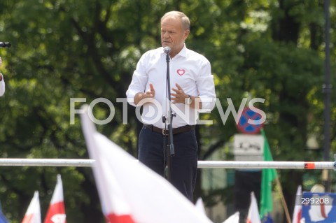  25.05.2025 WARSZAWA<br />
WIELKI MARSZ PATRIOTOW - MARSZ KANDYDATA NA PREZYDENTA RP RAFALA TRZASKOWSKIEGO W WARSZAWIE<br />
N/Z PREMIER DONALD TUSK<br />
FOT. ANTONI BYSZEWSKI/FOTONEWS 