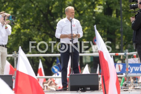  25.05.2025 WARSZAWA<br />
WIELKI MARSZ PATRIOTOW - MARSZ KANDYDATA NA PREZYDENTA RP RAFALA TRZASKOWSKIEGO W WARSZAWIE<br />
N/Z PREMIER DONALD TUSK<br />
FOT. ANTONI BYSZEWSKI/FOTONEWS 