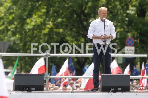  25.05.2025 WARSZAWA<br />
WIELKI MARSZ PATRIOTOW - MARSZ KANDYDATA NA PREZYDENTA RP RAFALA TRZASKOWSKIEGO W WARSZAWIE<br />
N/Z PREMIER DONALD TUSK<br />
FOT. ANTONI BYSZEWSKI/FOTONEWS 