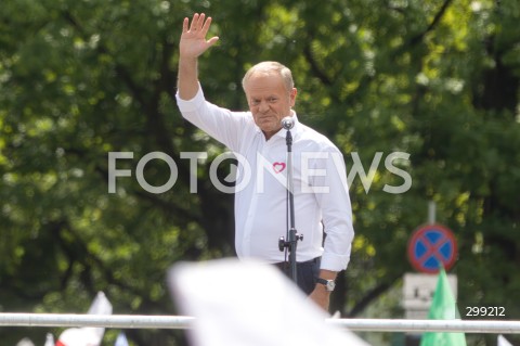  25.05.2025 WARSZAWA<br />
WIELKI MARSZ PATRIOTOW - MARSZ KANDYDATA NA PREZYDENTA RP RAFALA TRZASKOWSKIEGO W WARSZAWIE<br />
N/Z PREMIER DONALD TUSK<br />
FOT. ANTONI BYSZEWSKI/FOTONEWS 