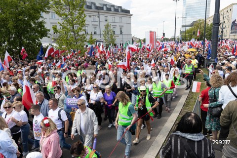  25.05.2025 WARSZAWA<br />
WIELKI MARSZ PATRIOTOW - MARSZ KANDYDATA NA PREZYDENTA RP RAFALA TRZASKOWSKIEGO W WARSZAWIE<br />
N/Z UCZESTNICY MARSZU<br />
FOT. ANTONI BYSZEWSKI/FOTONEWS 