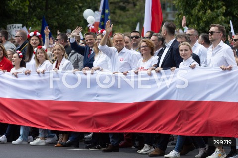  25.05.2025 WARSZAWA<br />
WIELKI MARSZ PATRIOTOW - MARSZ KANDYDATA NA PREZYDENTA RP RAFALA TRZASKOWSKIEGO W WARSZAWIE<br />
N/Z RAFAL TRZASKOWSKI PREMIER DONALD TUSK MALGORZATA TRZASKOWSKA<br />
FOT. ANTONI BYSZEWSKI/FOTONEWS 