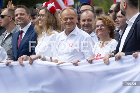  25.05.2025 WARSZAWA<br />
WIELKI MARSZ PATRIOTOW - MARSZ KANDYDATA NA PREZYDENTA RP RAFALA TRZASKOWSKIEGO W WARSZAWIE<br />
N/Z RAFAL TRZASKOWSKI MALGORZATA TRZASKOWSKA<br />
FOT. ANTONI BYSZEWSKI/FOTONEWS 