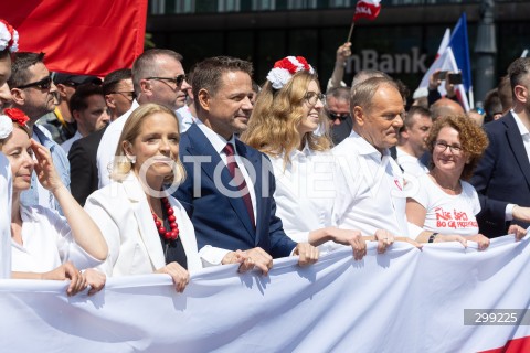  25.05.2025 WARSZAWA<br />
WIELKI MARSZ PATRIOTOW - MARSZ KANDYDATA NA PREZYDENTA RP RAFALA TRZASKOWSKIEGO W WARSZAWIE<br />
N/Z MALGORZATA TRZASKOWSKA RAFAL TRZASKOWSKI PREMIER DONALD TUSK<br />
FOT. ANTONI BYSZEWSKI/FOTONEWS 