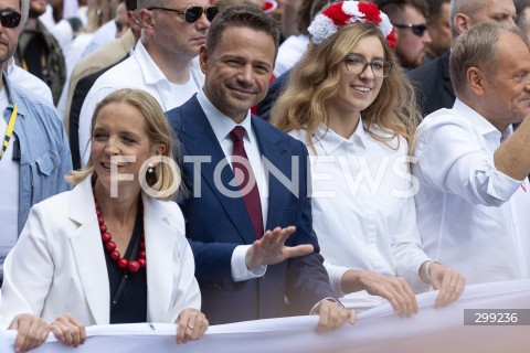  25.05.2025 WARSZAWA<br />
WIELKI MARSZ PATRIOTOW - MARSZ KANDYDATA NA PREZYDENTA RP RAFALA TRZASKOWSKIEGO W WARSZAWIE<br />
N/Z RAFAL TRZASKOWSKI MALGORZATA TRZASKOWSKA<br />
FOT. ANTONI BYSZEWSKI/FOTONEWS 