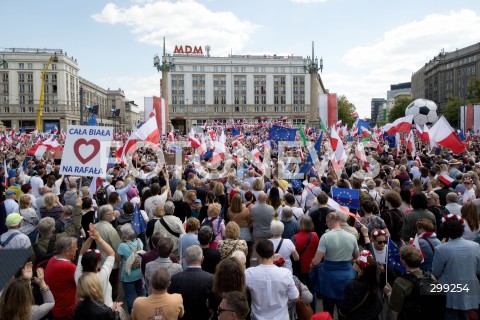  25.05.2025 WARSZAWA<br />
WIELKI MARSZ PATRIOTOW - MARSZ KANDYDATA NA PREZYDENTA RP RAFALA TRZASKOWSKIEGO W WARSZAWIE<br />
N/Z PLAC KONSTYTUCJI UCZESTNICY MARSZU FLAGI<br />
FOT. ANTONI BYSZEWSKI/FOTONEWS 