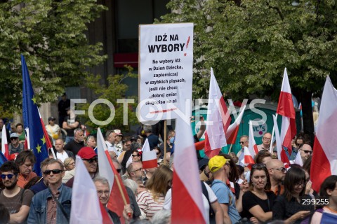  25.05.2025 WARSZAWA<br />
WIELKI MARSZ PATRIOTOW - MARSZ KANDYDATA NA PREZYDENTA RP RAFALA TRZASKOWSKIEGO W WARSZAWIE<br />
N/Z TRANSPARENT IDZ NA WYBORY<br />
FOT. ANTONI BYSZEWSKI/FOTONEWS 