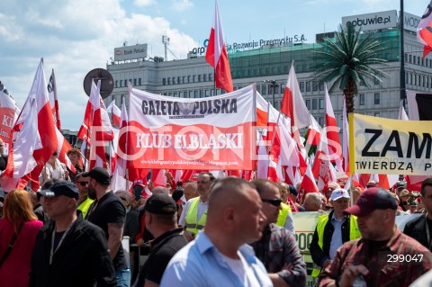  25.05.2025 WARSZAWA<br />
MARSZ ZA POLSKA<br />
MARSZ ZWOLENNIKOW KAROLA NAWROCKIEGO<br />
N/Z UCZESTNICY MARSZU<br />
FOT. MARCIN BANASZKIEWICZ/FOTONEWS  