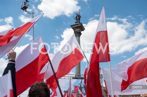  25.05.2025 WARSZAWA<br />
MARSZ ZA POLSKA<br />
MARSZ ZWOLENNIKOW KAROLA NAWROCKIEGO<br />
N/Z KOLUMNA ZYGMUNTA FLAGI<br />
FOT. MARCIN BANASZKIEWICZ/FOTONEWS  