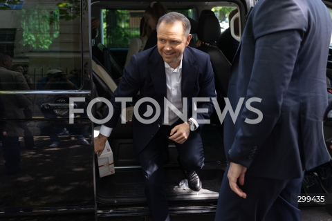  01.06.2025 WARSZAWA <br />
WYBORY PREZYDENCKIE 2025<br />
DRUGA TURA WYBOROW PREZYDENCKICH<br />
UDZIAL W WYBORACH KANDYDATA NA URZAD PREZYDENTA RP KAROLA NAWROCKIEGO<br />
N/Z KAROL NAWROCKI<br />
FOT. ANTONI BYSZEWSKI/FOTONEWS 