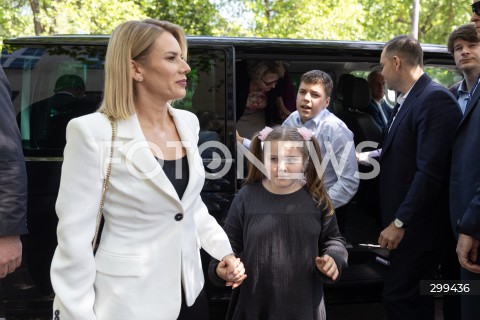  01.06.2025 WARSZAWA <br />
WYBORY PREZYDENCKIE 2025<br />
DRUGA TURA WYBOROW PREZYDENCKICH<br />
UDZIAL W WYBORACH KANDYDATA NA URZAD PREZYDENTA RP KAROLA NAWROCKIEGO<br />
N/Z MARTA NAWROCKA Z CORKA<br />
FOT. ANTONI BYSZEWSKI/FOTONEWS 