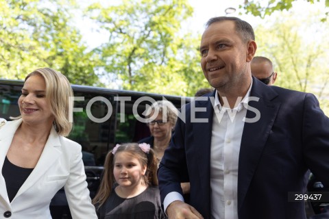  01.06.2025 WARSZAWA <br />
WYBORY PREZYDENCKIE 2025<br />
DRUGA TURA WYBOROW PREZYDENCKICH<br />
UDZIAL W WYBORACH KANDYDATA NA URZAD PREZYDENTA RP KAROLA NAWROCKIEGO<br />
N/Z KAROL NAWROCKI MARTA NAWROCKA<br />
FOT. ANTONI BYSZEWSKI/FOTONEWS 