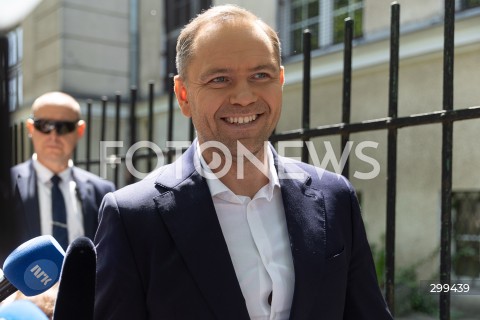  01.06.2025 WARSZAWA <br />
WYBORY PREZYDENCKIE 2025<br />
DRUGA TURA WYBOROW PREZYDENCKICH<br />
UDZIAL W WYBORACH KANDYDATA NA URZAD PREZYDENTA RP KAROLA NAWROCKIEGO<br />
N/Z KAROL NAWROCKI<br />
FOT. ANTONI BYSZEWSKI/FOTONEWS 