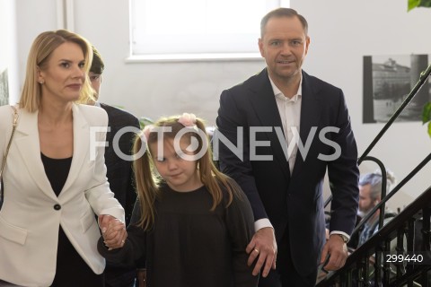  01.06.2025 WARSZAWA <br />
WYBORY PREZYDENCKIE 2025<br />
DRUGA TURA WYBOROW PREZYDENCKICH<br />
UDZIAL W WYBORACH KANDYDATA NA URZAD PREZYDENTA RP KAROLA NAWROCKIEGO<br />
N/Z KAROL NAWROCKI MARTA NAWROCKA KATARZYNA NAWROCKA<br />
FOT. ANTONI BYSZEWSKI/FOTONEWS 