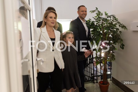  01.06.2025 WARSZAWA <br />
WYBORY PREZYDENCKIE 2025<br />
DRUGA TURA WYBOROW PREZYDENCKICH<br />
UDZIAL W WYBORACH KANDYDATA NA URZAD PREZYDENTA RP KAROLA NAWROCKIEGO<br />
N/Z KAROL NAWROCKI MARTA NAWROCKA KATARZYNA NAWROCKA<br />
FOT. ANTONI BYSZEWSKI/FOTONEWS 