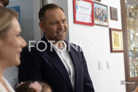  01.06.2025 WARSZAWA <br />
WYBORY PREZYDENCKIE 2025<br />
DRUGA TURA WYBOROW PREZYDENCKICH<br />
UDZIAL W WYBORACH KANDYDATA NA URZAD PREZYDENTA RP KAROLA NAWROCKIEGO<br />
N/Z KAROL NAWROCKI<br />
FOT. ANTONI BYSZEWSKI/FOTONEWS 