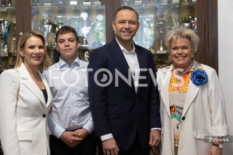  01.06.2025 WARSZAWA <br />
WYBORY PREZYDENCKIE 2025<br />
DRUGA TURA WYBOROW PREZYDENCKICH<br />
UDZIAL W WYBORACH KANDYDATA NA URZAD PREZYDENTA RP KAROLA NAWROCKIEGO<br />
N/Z KAROL NAWROCKI MARTA NAWROCKA ANTONI NAWROCKI<br />
FOT. ANTONI BYSZEWSKI/FOTONEWS 