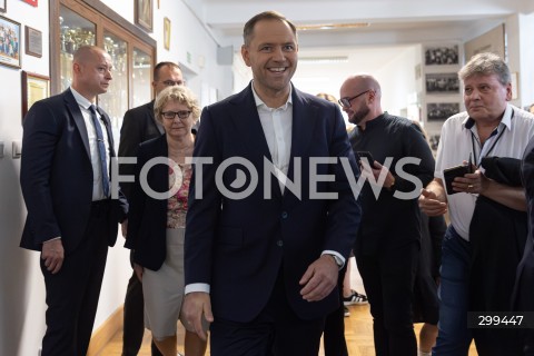  01.06.2025 WARSZAWA <br />
WYBORY PREZYDENCKIE 2025<br />
DRUGA TURA WYBOROW PREZYDENCKICH<br />
UDZIAL W WYBORACH KANDYDATA NA URZAD PREZYDENTA RP KAROLA NAWROCKIEGO<br />
N/Z KAROL NAWROCKI<br />
FOT. ANTONI BYSZEWSKI/FOTONEWS 