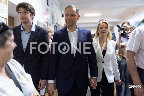  01.06.2025 WARSZAWA <br />
WYBORY PREZYDENCKIE 2025<br />
DRUGA TURA WYBOROW PREZYDENCKICH<br />
UDZIAL W WYBORACH KANDYDATA NA URZAD PREZYDENTA RP KAROLA NAWROCKIEGO<br />
N/Z KAROL NAWROCKI MARTA NAWROCKA<br />
FOT. ANTONI BYSZEWSKI/FOTONEWS 