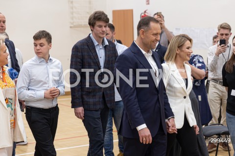  01.06.2025 WARSZAWA <br />
WYBORY PREZYDENCKIE 2025<br />
DRUGA TURA WYBOROW PREZYDENCKICH<br />
UDZIAL W WYBORACH KANDYDATA NA URZAD PREZYDENTA RP KAROLA NAWROCKIEGO<br />
N/Z KAROL NAWROCKI MARTA NAWROCKA ANTONI NAWROCKI DANIEL NAWROCKI<br />
FOT. ANTONI BYSZEWSKI/FOTONEWS 