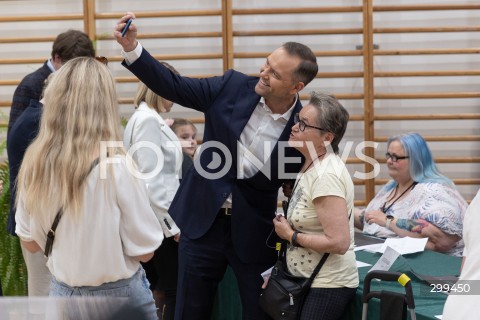  01.06.2025 WARSZAWA <br />
WYBORY PREZYDENCKIE 2025<br />
DRUGA TURA WYBOROW PREZYDENCKICH<br />
UDZIAL W WYBORACH KANDYDATA NA URZAD PREZYDENTA RP KAROLA NAWROCKIEGO<br />
N/Z KAROL NAWROCKI<br />
FOT. ANTONI BYSZEWSKI/FOTONEWS 