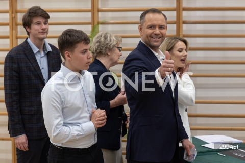  01.06.2025 WARSZAWA <br />
WYBORY PREZYDENCKIE 2025<br />
DRUGA TURA WYBOROW PREZYDENCKICH<br />
UDZIAL W WYBORACH KANDYDATA NA URZAD PREZYDENTA RP KAROLA NAWROCKIEGO<br />
N/Z KAROL NAWROCKI ANTONI NAWROCKI DANIEL NAWROCKI<br />
FOT. ANTONI BYSZEWSKI/FOTONEWS 