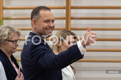  01.06.2025 WARSZAWA <br />
WYBORY PREZYDENCKIE 2025<br />
DRUGA TURA WYBOROW PREZYDENCKICH<br />
UDZIAL W WYBORACH KANDYDATA NA URZAD PREZYDENTA RP KAROLA NAWROCKIEGO<br />
N/Z KAROL NAWROCKI<br />
FOT. ANTONI BYSZEWSKI/FOTONEWS 