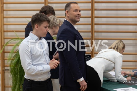  01.06.2025 WARSZAWA <br />
WYBORY PREZYDENCKIE 2025<br />
DRUGA TURA WYBOROW PREZYDENCKICH<br />
UDZIAL W WYBORACH KANDYDATA NA URZAD PREZYDENTA RP KAROLA NAWROCKIEGO<br />
N/Z KAROL NAWROCKI ANTONI NAWROCKI<br />
FOT. ANTONI BYSZEWSKI/FOTONEWS 