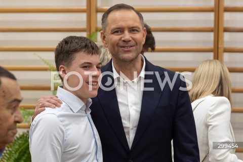  01.06.2025 WARSZAWA <br />
WYBORY PREZYDENCKIE 2025<br />
DRUGA TURA WYBOROW PREZYDENCKICH<br />
UDZIAL W WYBORACH KANDYDATA NA URZAD PREZYDENTA RP KAROLA NAWROCKIEGO<br />
N/Z KAROL NAWROCKI ANTONI NAWROCKI<br />
FOT. ANTONI BYSZEWSKI/FOTONEWS 