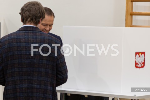  01.06.2025 WARSZAWA <br />
WYBORY PREZYDENCKIE 2025<br />
DRUGA TURA WYBOROW PREZYDENCKICH<br />
UDZIAL W WYBORACH KANDYDATA NA URZAD PREZYDENTA RP KAROLA NAWROCKIEGO<br />
N/Z KAROL NAWROCKI<br />
FOT. ANTONI BYSZEWSKI/FOTONEWS 