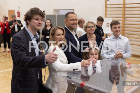  01.06.2025 WARSZAWA <br />
WYBORY PREZYDENCKIE 2025<br />
DRUGA TURA WYBOROW PREZYDENCKICH<br />
UDZIAL W WYBORACH KANDYDATA NA URZAD PREZYDENTA RP KAROLA NAWROCKIEGO<br />
N/Z DANIEL NAWROCKI MARTA NAWROCKA KAROL NAWROCKI KATARZYNA NAWROCKA ANTONI NAWROCKI<br />
FOT. ANTONI BYSZEWSKI/FOTONEWS 