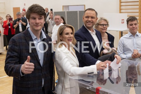  01.06.2025 WARSZAWA <br />
WYBORY PREZYDENCKIE 2025<br />
DRUGA TURA WYBOROW PREZYDENCKICH<br />
UDZIAL W WYBORACH KANDYDATA NA URZAD PREZYDENTA RP KAROLA NAWROCKIEGO<br />
N/Z DANIEL NAWROCKI MARTA NAWROCKA KAROL NAWROCKI KATARZYNA NAWROCKA ANTONI NAWROCKI<br />
FOT. ANTONI BYSZEWSKI/FOTONEWS 