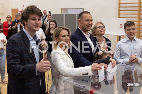  01.06.2025 WARSZAWA <br />
WYBORY PREZYDENCKIE 2025<br />
DRUGA TURA WYBOROW PREZYDENCKICH<br />
UDZIAL W WYBORACH KANDYDATA NA URZAD PREZYDENTA RP KAROLA NAWROCKIEGO<br />
N/Z DANIEL NAWROCKI MARTA NAWROCKA KAROL NAWROCKI KATARZYNA NAWROCKA ANTONI NAWROCKI<br />
FOT. ANTONI BYSZEWSKI/FOTONEWS 