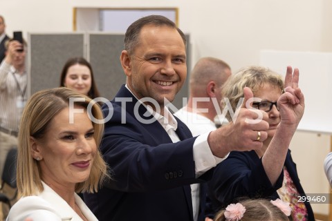  01.06.2025 WARSZAWA <br />
WYBORY PREZYDENCKIE 2025<br />
DRUGA TURA WYBOROW PREZYDENCKICH<br />
UDZIAL W WYBORACH KANDYDATA NA URZAD PREZYDENTA RP KAROLA NAWROCKIEGO<br />
N/Z MARTA NAWROCKA KAROL NAWROCKI<br />
FOT. ANTONI BYSZEWSKI/FOTONEWS 