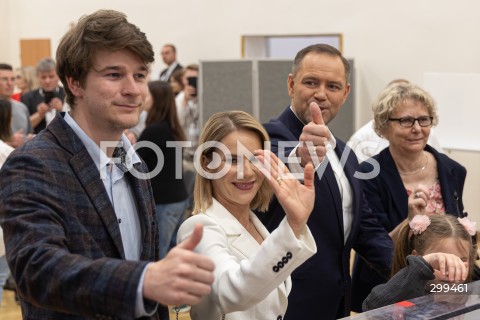  01.06.2025 WARSZAWA <br />
WYBORY PREZYDENCKIE 2025<br />
DRUGA TURA WYBOROW PREZYDENCKICH<br />
UDZIAL W WYBORACH KANDYDATA NA URZAD PREZYDENTA RP KAROLA NAWROCKIEGO<br />
N/Z DANIEL NAWROCKI MARTA NAWROCKA KAROL NAWROCKI<br />
FOT. ANTONI BYSZEWSKI/FOTONEWS 
